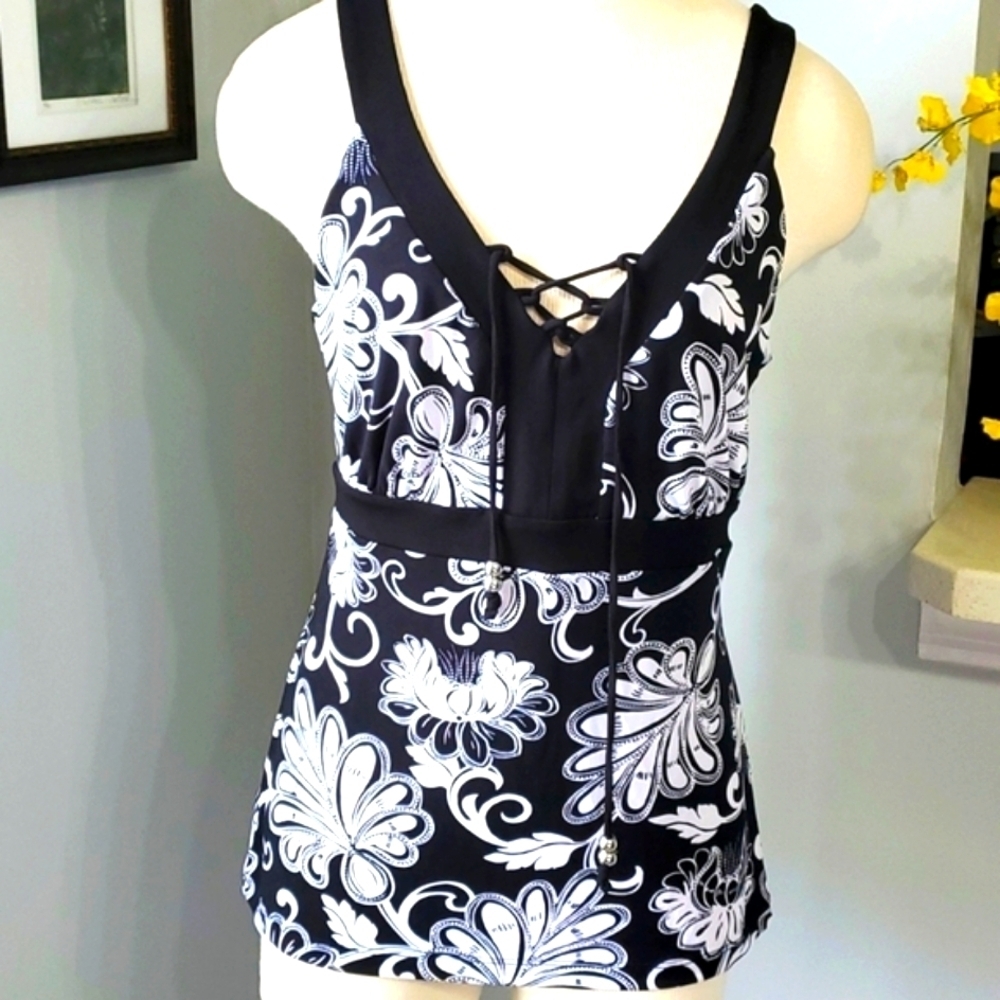 White house black market summer top Y2K Vintage medium. Classic black and white.